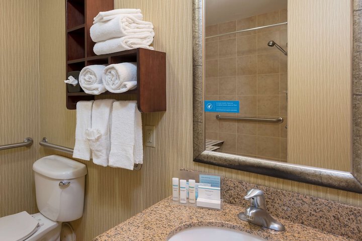 1 Queen Mobility Hearing Accessible Tub (12 of 14)