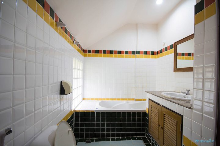 Deep soaking bathtub