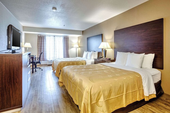 2 Queen Beds (7 of 7)