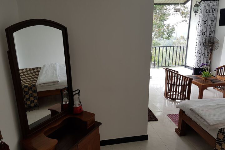 Room 6 of 33