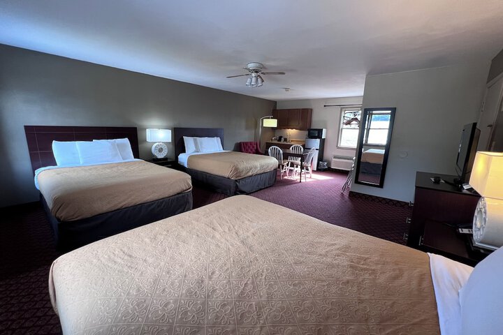 1 Queen Bed 2 Double Beds Suite (14 of 29)