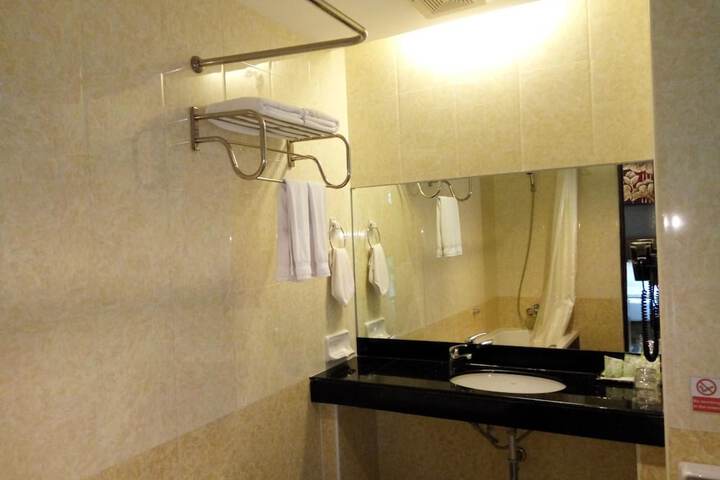 Room 28 of 63
