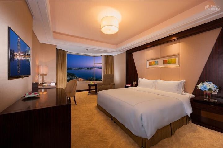 Room 14 of 28