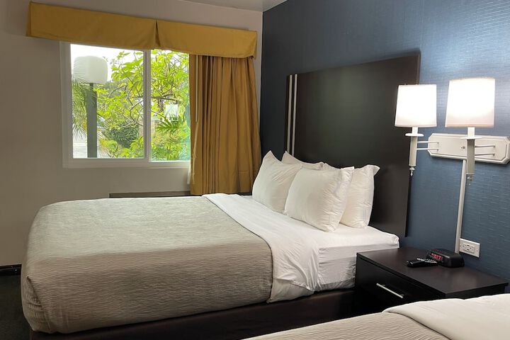 2 Double Beds (3 of 6)