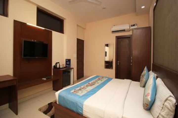 Room 10 of 28