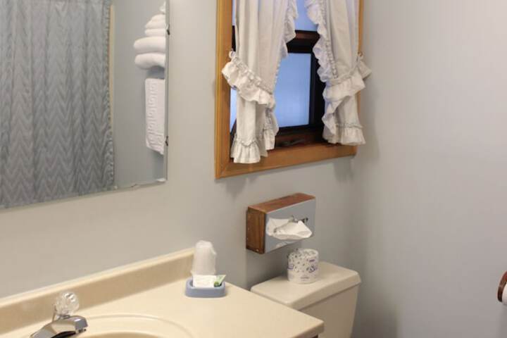 Pine Country Economy King Bed Pet Friendly (12 of 31)