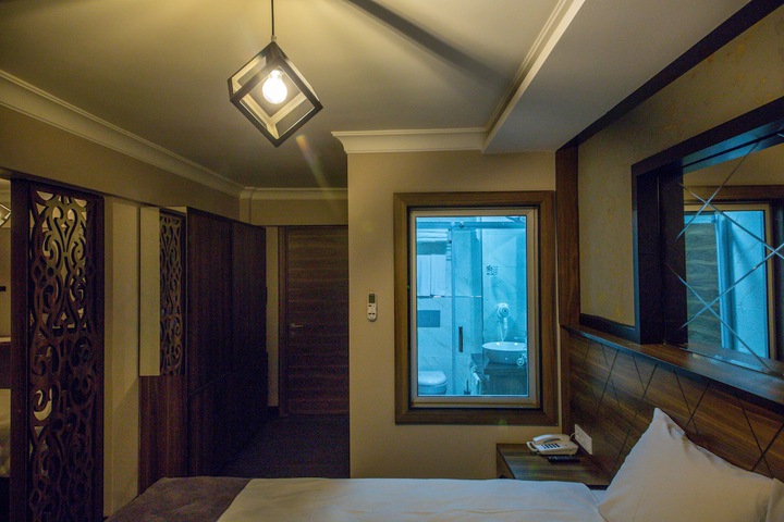 Room 33 of 48