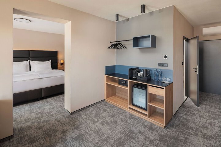 Room 15 of 48
