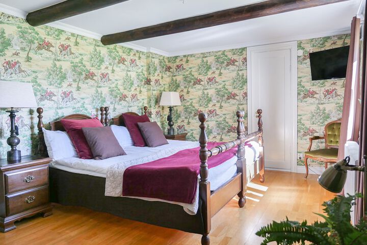 Room 9 of 25