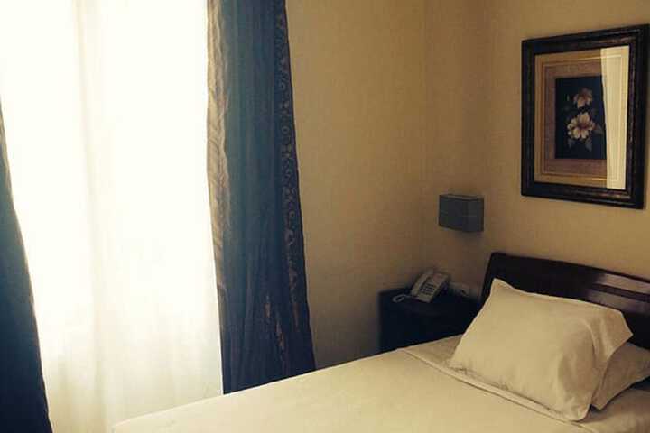 Room 7 of 18