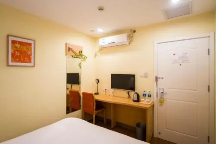 Room 6 of 13