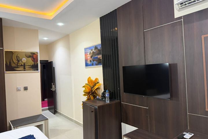 Room 3 of 9