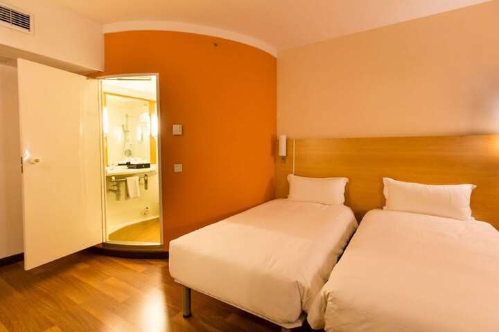 Room 5 of 35