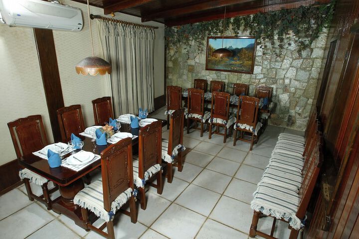 Dining 35 of 42