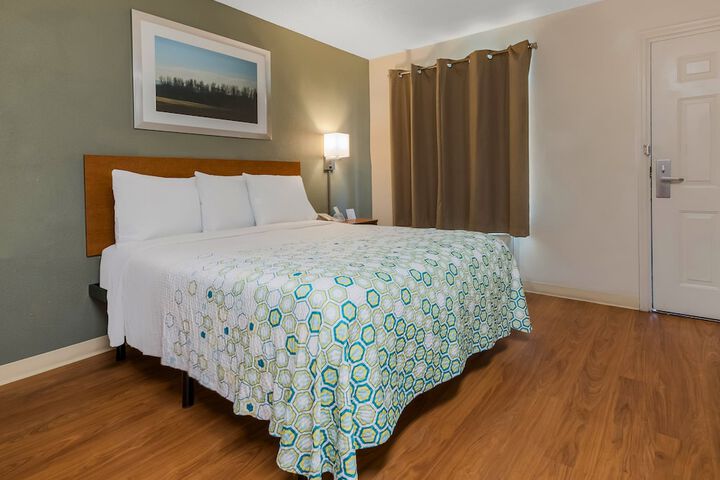 Studio Queen Bed (7 of 18)