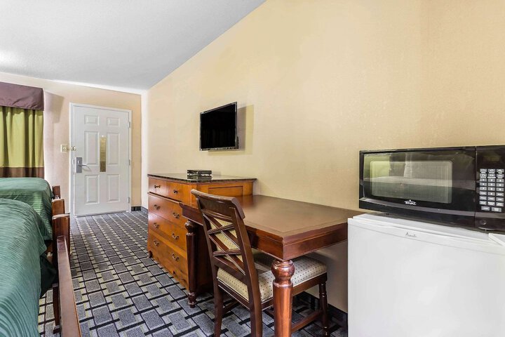 1 Queen Bed Accessible (7 of 12)