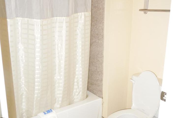 Deluxe King Bed (4 of 14)