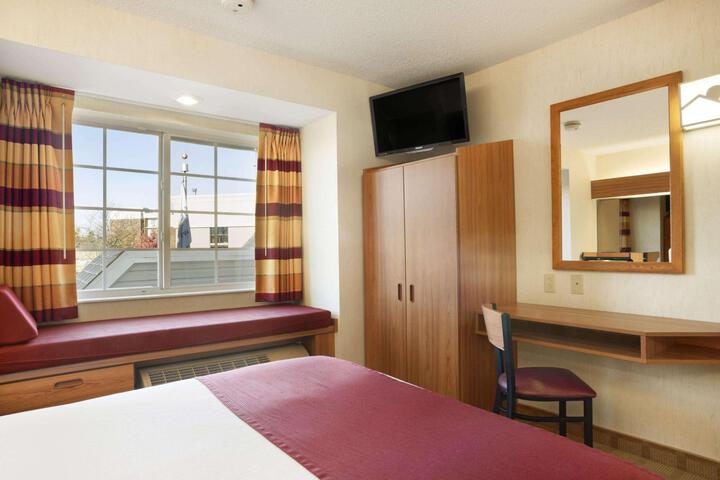 2 Queen Beds (12 of 19)