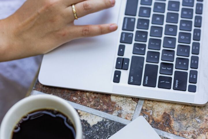 Electric vehicle charging station