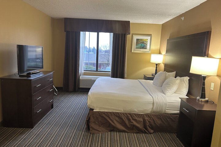 1 King Bed Mobility Hearing Accessible Room Roll in Shower Non-Smokinga (11 of 22)