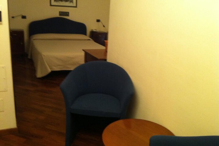 Room 7 of 12