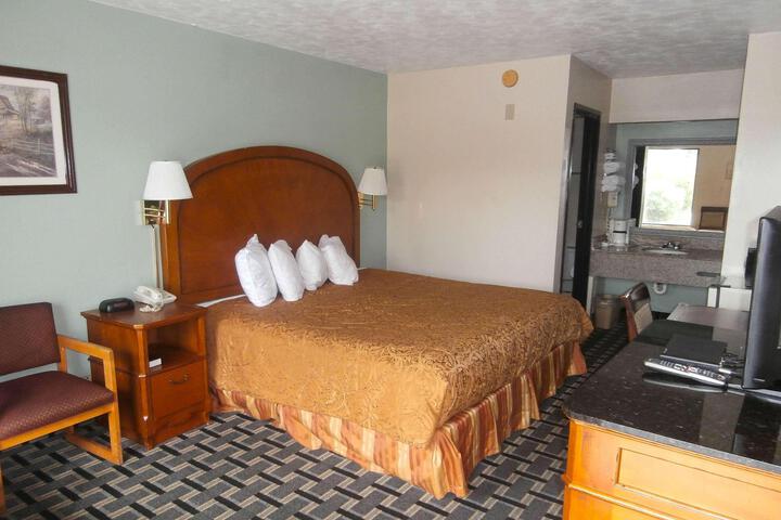 1 King Bed Accessible (7 of 8)
