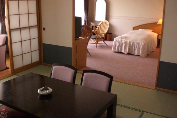 Room 6 of 28