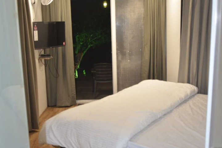 Room 10 of 28
