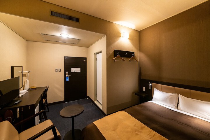 Room 4 of 18