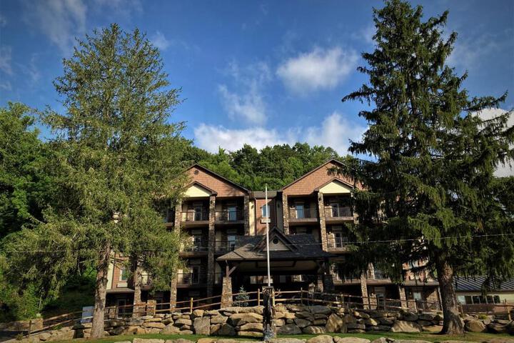 Exterior of Stonebrook Lodge Bryson City