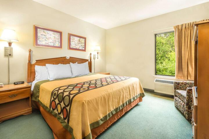 1 King Bed (6 of 10)