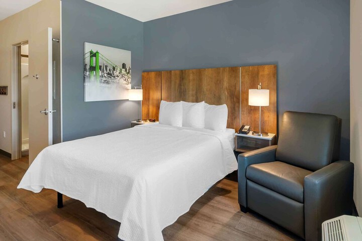 Standard Studio 1 Queen Bed (23 of 26)