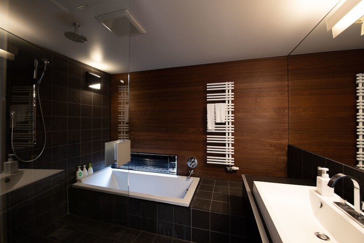 Room 16 of 18