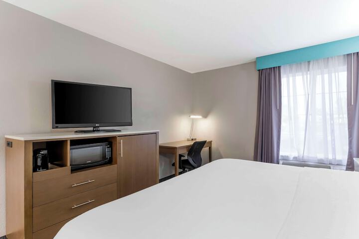 1 King Bed Microwave and Refrigerator Work Desk WiFi Full Breakfast (20 of 22)