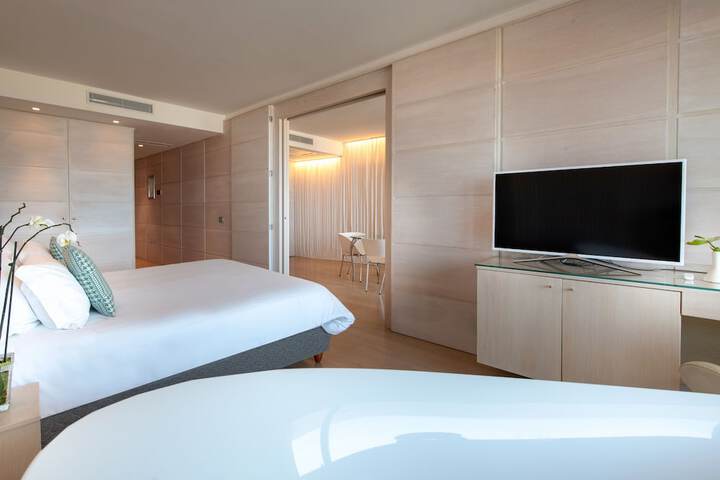 Room 11 of 103