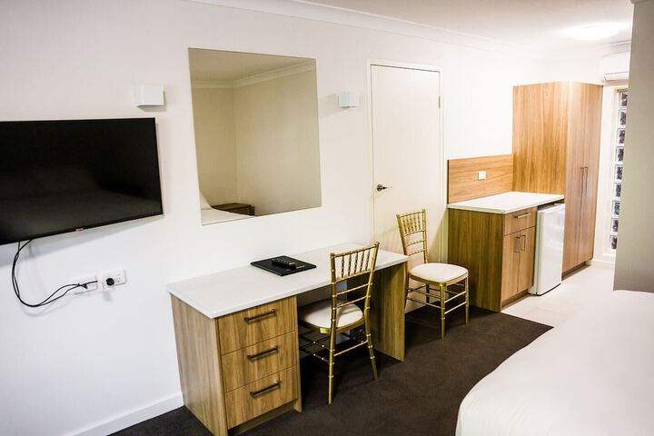 Room 10 of 99