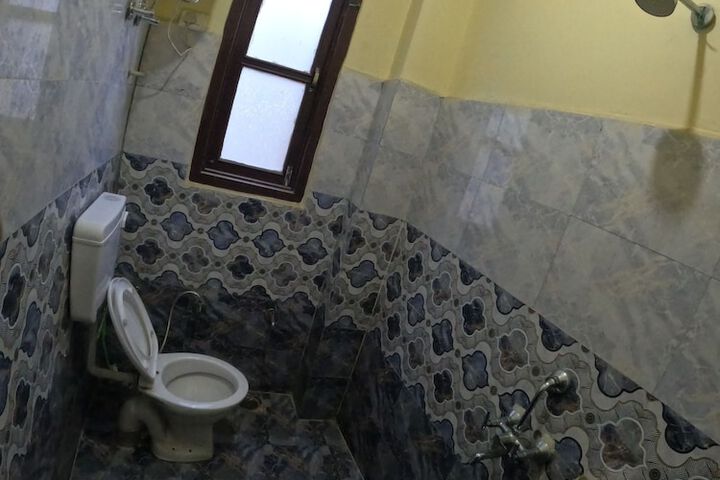 Room 6 of 8
