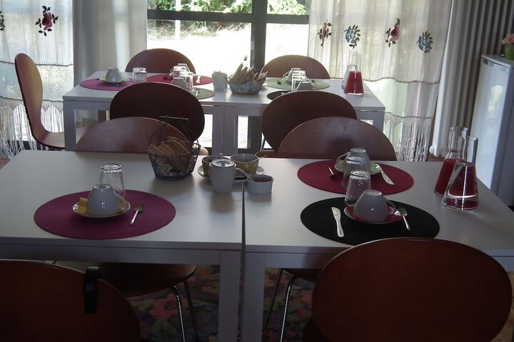 Dining 4 of 8