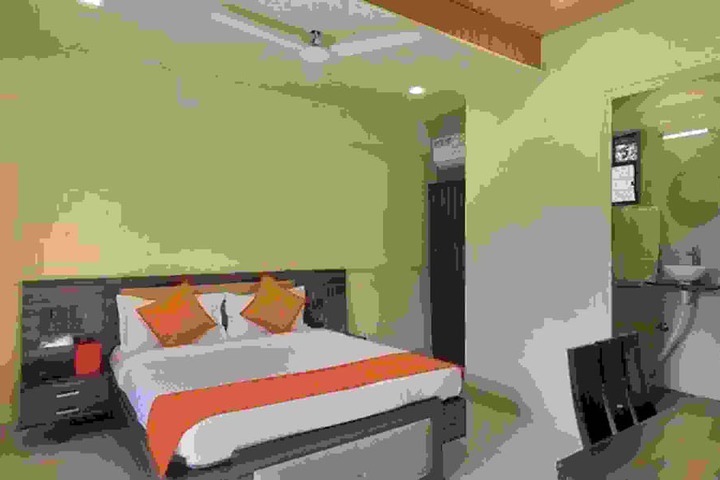 Room 7 of 12