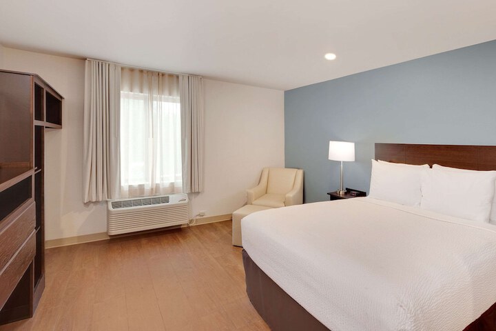 1 Queen Bed (9 of 15)