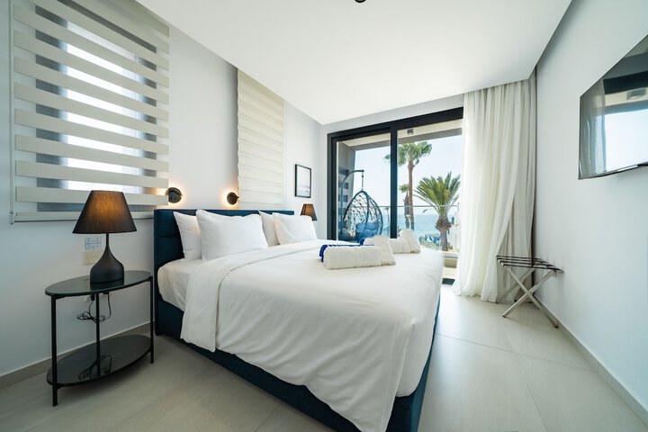 Room 25 of 77
