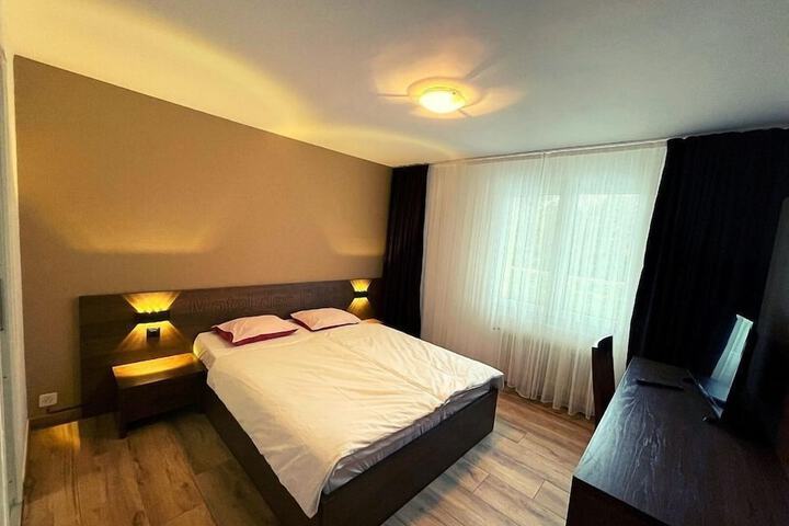 Room 4 of 33