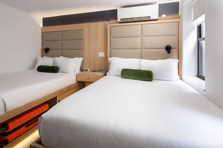 Room 32 of 76
