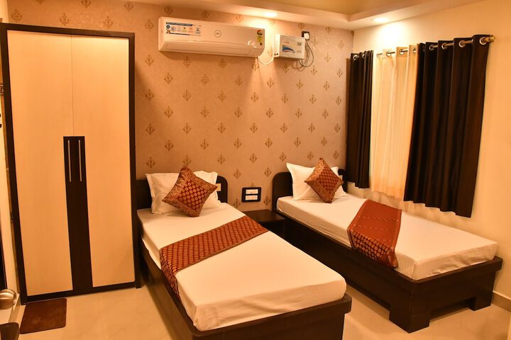 Room 6 of 9