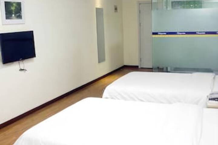 Room 5 of 8