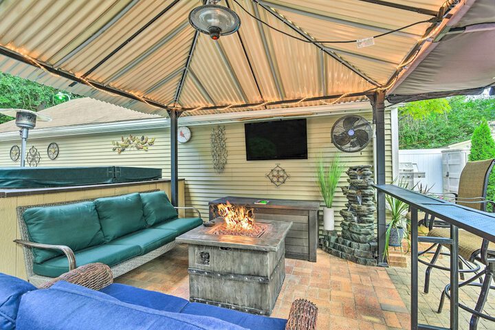 Pet-friendly Taylor Home w / Backyard Oasis!