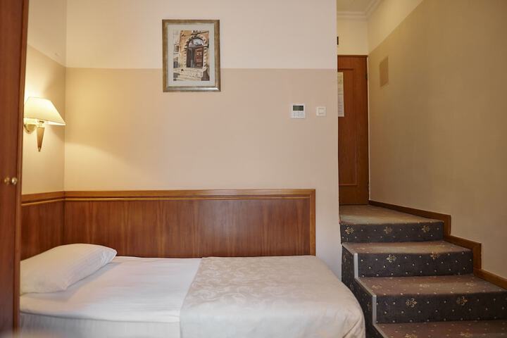 Room 15 of 107