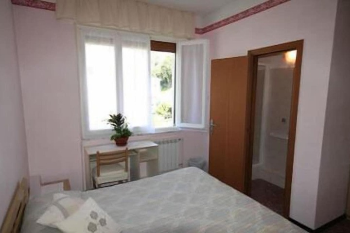 Room 11 of 30