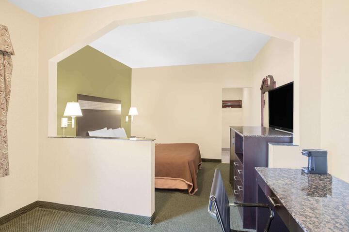1 Queen Bed (1 of 18)