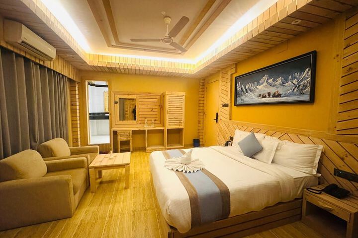 Room 3 of 93